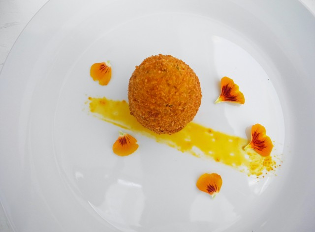 Arancino allo zafferano con finocchietto e gamberi