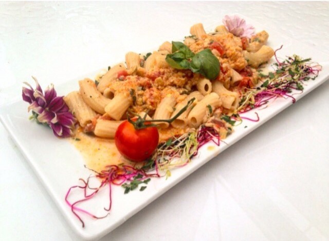 Pasta con passato di carciofi, cassè di pomodori e aromi